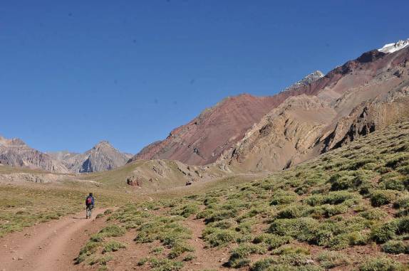 Início da caminhada do acampamento Confluencia para Plaza Francia, campo base da parede sul do Aconcágua (região de Mendoza, no oeste da Argentina)